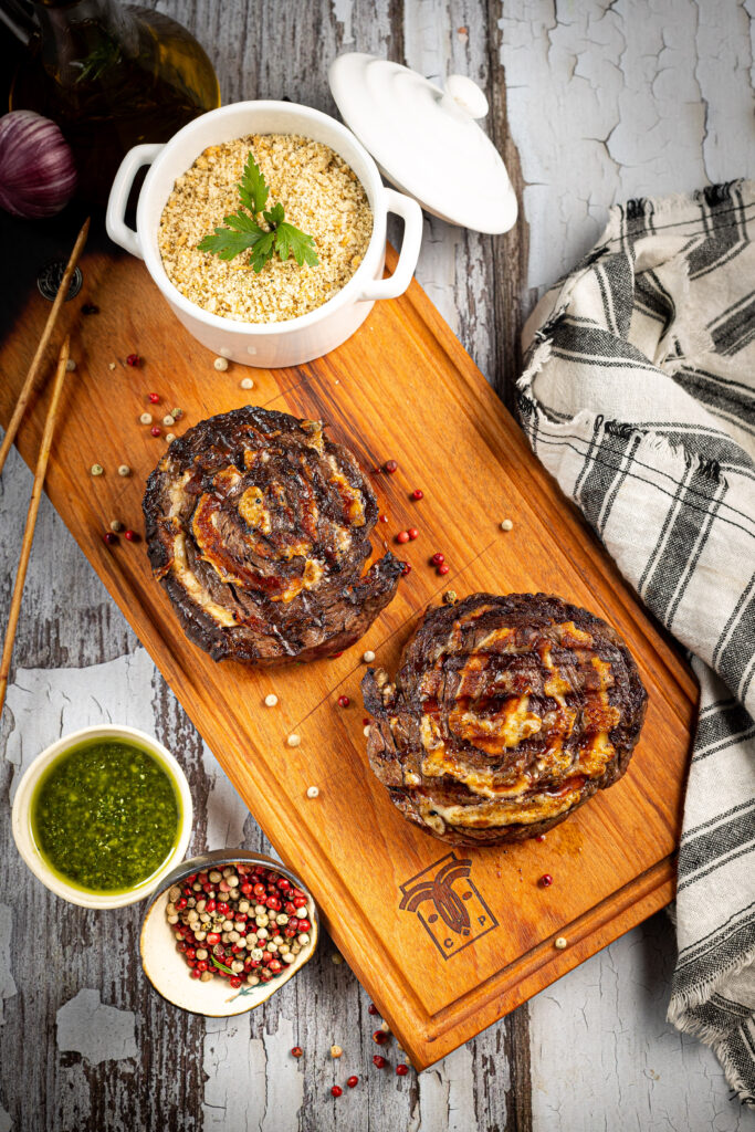 Skirt Steak Carapreta em caracol com queijo acompanhado de salsa fresca e farofa de cebola!